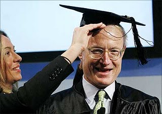 Michael Porter super contento con su gorro
