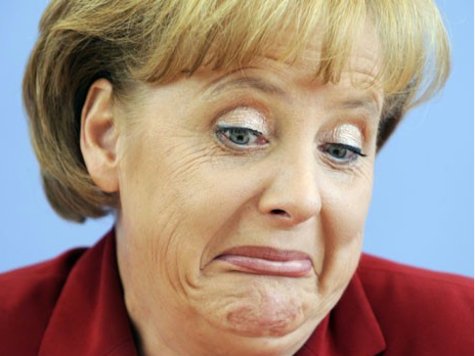 Angela Merkel con un rictus extrañote. Como de que no mola pero me toca