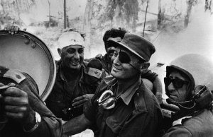 1973. Moshe Dayan y Ariel Sharon en plena jarana