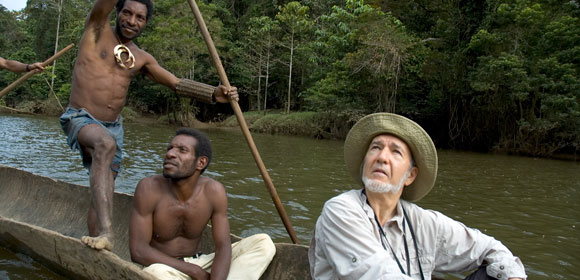 Aqui Jared Diamond de paseo por el Amazonas con unos locales
