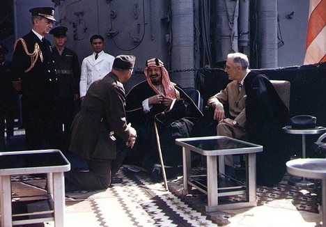 Saud y Rossevelt en el Nimitz. Cuando los britanicos le regalaron un Rolls a el le fue mas util la silla de ruedas de Rossevelt. Veridico