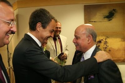 Zapatero saluda a Rifkin y viceversa y Caldera se parte la caja