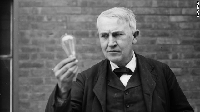 Edison con su primera bombilla electrica