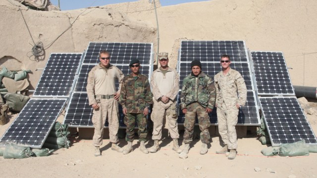 Orgullosos marines americanos con sus paneles solares fotovoltaicos en el frente