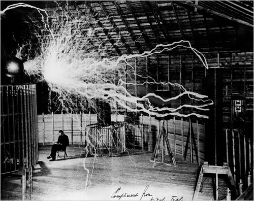 Tesla en su laboratorio de Colorado Springs lleno de chispazos y descargas electricas