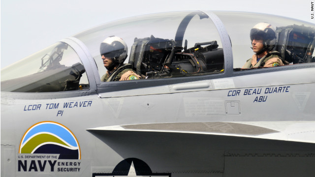 Un F18A Super Hornet… green con su flamante logo de %22energy security%22. ¡Ay! si MAverick y Goose levantasen la cabeza.