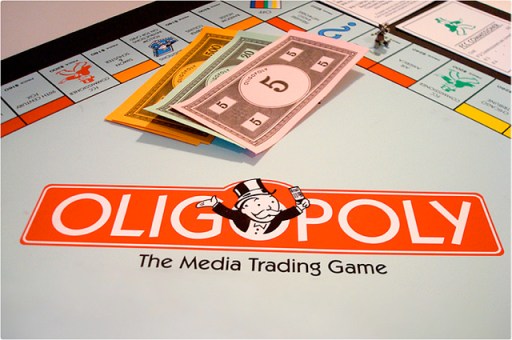 Oligopoly. El juego ese de ir haciendose más grande y los otros mas pequeños