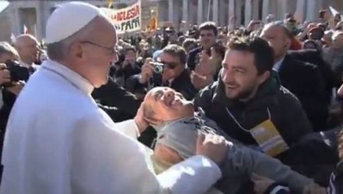 La famosa ya imagen del PApa bajando del auto para bendecir y besar a un discapacitado. Crea o no (yo no). Es imposible no emocionarse con la cara de alegria del tipo