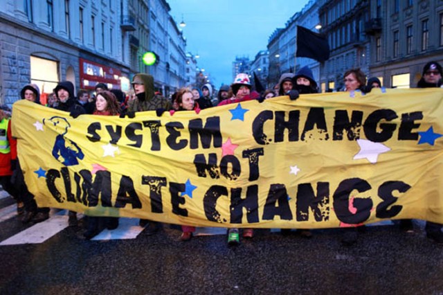 "Cambia el sistema no el clima"; un interesante mensaje donde el activismo social canibaliza al ecologico. Y ni uno ni otro