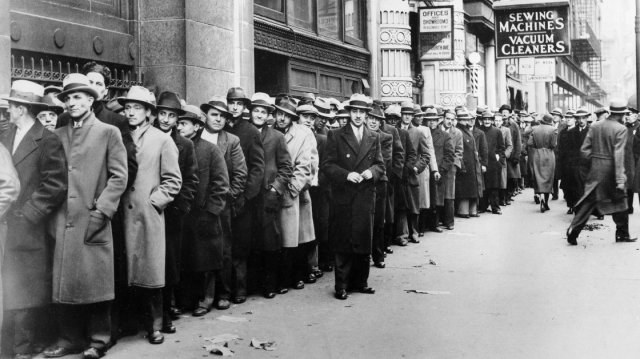 Miles de desempleados espera fuera del State Labour Boreau en NEw Yoek en 1933. 80 años despues estas colas están igual en el sur de Europa