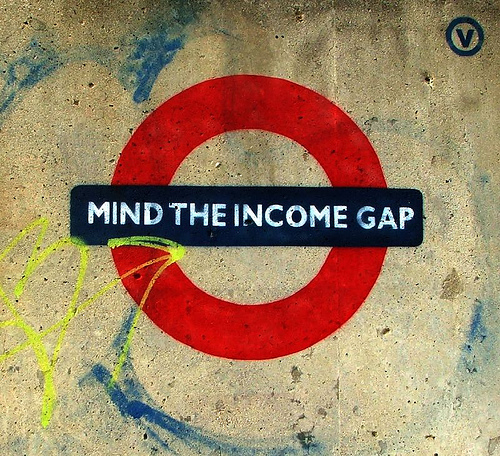 Mind the gap, o sea recuerda el hueco… ¿entre los salarios?