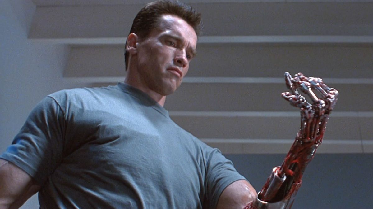 El T800 boludeando con su mano mecánica