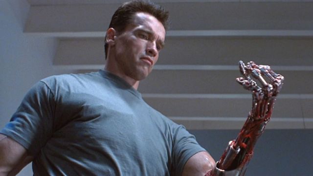 El T800 boludeando con su mano mecánica
