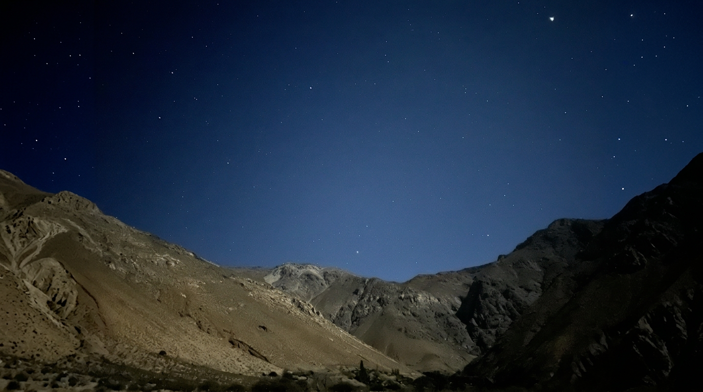 Cielo estrellado sobre las montañas del valle del Elqui, en Chile, iluminadas por la luna