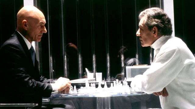 Charles Xavier y Erik Lehnsherr juegan al ajedrez en una celda de plástico en la película X-Men